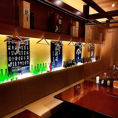 【2～18名掛け　テーブルソファー席】ゆったりとした空間で、お酒を嗜み仲間と話すにはうってつけの雰囲気です。