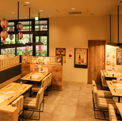 団体様でも広々とご利用していただきやすい店内です。