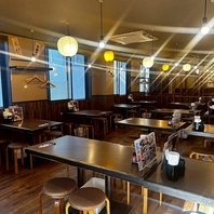 女子会や仕事帰りの一杯など使い勝手抜群なテーブル席