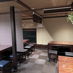 当店では、6名様までご利用いただける座敷席を設けております。ご友人との楽しいお食事や、観光の合間に立ち寄るのにもぴったりな空間です。靴を脱いで心地よくくつろぎながら、当店自慢の美味しい料理をお楽しみいただけます。大切な方々と共に、リラックスした雰囲気の中で特別なひとときをお過ごしください。