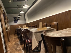 田町にあるクラフトビールの魅力が詰まったスポットで、仲間と素敵な夜を楽しみませんか？最大22名まで対応可能で、19名以上のグループは半個室を貸切にできます。プライベートな空間で、特別なひとときを過ごすのにぴったりです。15名以上の予約は電話での手続きがスムーズですので、ぜひお問い合わせください。