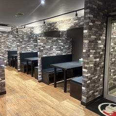 【テーブル席】木の温もりと照明の陰影に包まれた、秘密基地のようなテーブル席。炭火を囲みながら、肉を焼き、グラスを傾け、笑い合う。仕切り付きでまわりを気にせず、ちょっとした“隠れ家感”も。