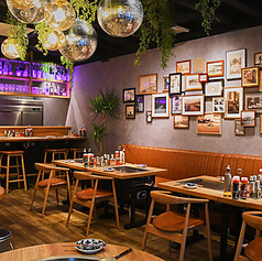 大人数での貸切パーティーもご相談承っております。店内はBarをイメージしたミラーボウルが光を添える、モダンな雰囲気です。