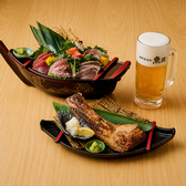 築地直送の極上本マグロや本格炭火焼き料理をゆったりとお楽しみいただける快適な店内空間をご用意しております。落ち着いた雰囲気のテーブル席や半個室空間は、普段使いはもちろん接待や各種ご宴会にも最適です。こだわりの銘柄日本酒やキンキンに冷えた生ビールとともに至福のひとときを心ゆくまでお過ごしくださいませ。