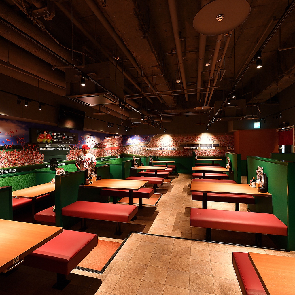 「ZOOMZOOMスタジアム」をモチーフにしたお席もご用意しており広島東洋カープ一色の店内です♪