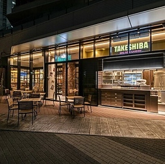 開放的な屋外でありながら、屋根がある軒下テラス席では、店内と同じメニューをお楽しみいただけます。※雨天時はご利用いただけません。