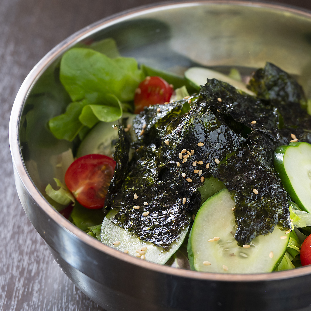 ニラやキムチ、チーズ、海鮮の4種を一度で楽しめる贅沢なチジミ4種盛り合わせをご用意◎ご賞味あれ♪