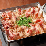 青森県十和田市が誇る東北B級グルメの雄。熱々の牛肉と相性のいい玉ねぎを一緒にどうぞ。