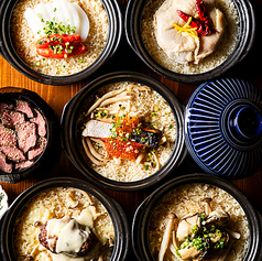 アツアツ湯気と旨み凝縮！名物“土鍋ご飯”は選べる贅沢トッピングで最後の一口まで感動。の写真