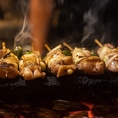 国産鶏,備長炭を使用した本格炭火焼き鳥は部位によって使用する鶏を使い分けており、素材に合わせた調理法と味付けでご提供するのが当店のこだわり◎部位ごとにしっかりと処理を施し、丁寧に脂を整え、旨味を閉じ込めて提供。肉厚な肉を串のままお召し上がりください♪自慢の串焼きは宴会コースでもお楽しみ頂けます