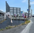 お車でお越しのお客様も安心な広々とした専用駐車場を敷地内に完備しております。岡山中心部からのアクセスもスムーズで、昼のドライブやご家族でのお集まりはもちろん、ゆったり過ごしたい夜のディナータイムにも快適にご利用いただけます。美しい庭園と手作り料理が迎える寛ぎの空間へぜひお気軽にお越しください。
