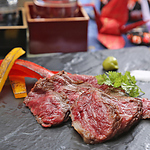 低温熟成で旨味を最大限に引き出しさっと焼き上げます。肉本来の柔らかな食感をお楽しみください。