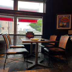 窓からの光がブラインド越しに優しく差し込むこちらのテーブル席は、シックで落ち着いた大人の雰囲気が魅力です◎ゆったりと座れるチェアで、時間を忘れて会話を楽しむのに最適♪昼間は明るい光の中で爽やかに、夜はムーディーな間接照明の中で、自慢のお料理やドリンクを心ゆくまでお楽しみいただけます。