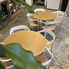 中央には、特別な雰囲気を演出する4名様用の円卓テーブル席もございます。顔を見合わせて会話がしやすいのが魅力で、和やかな雰囲気での食事に最適です。誕生日や記念日など、大切な方との特別な時間をお過ごしになる際にもおすすめのお席です◎