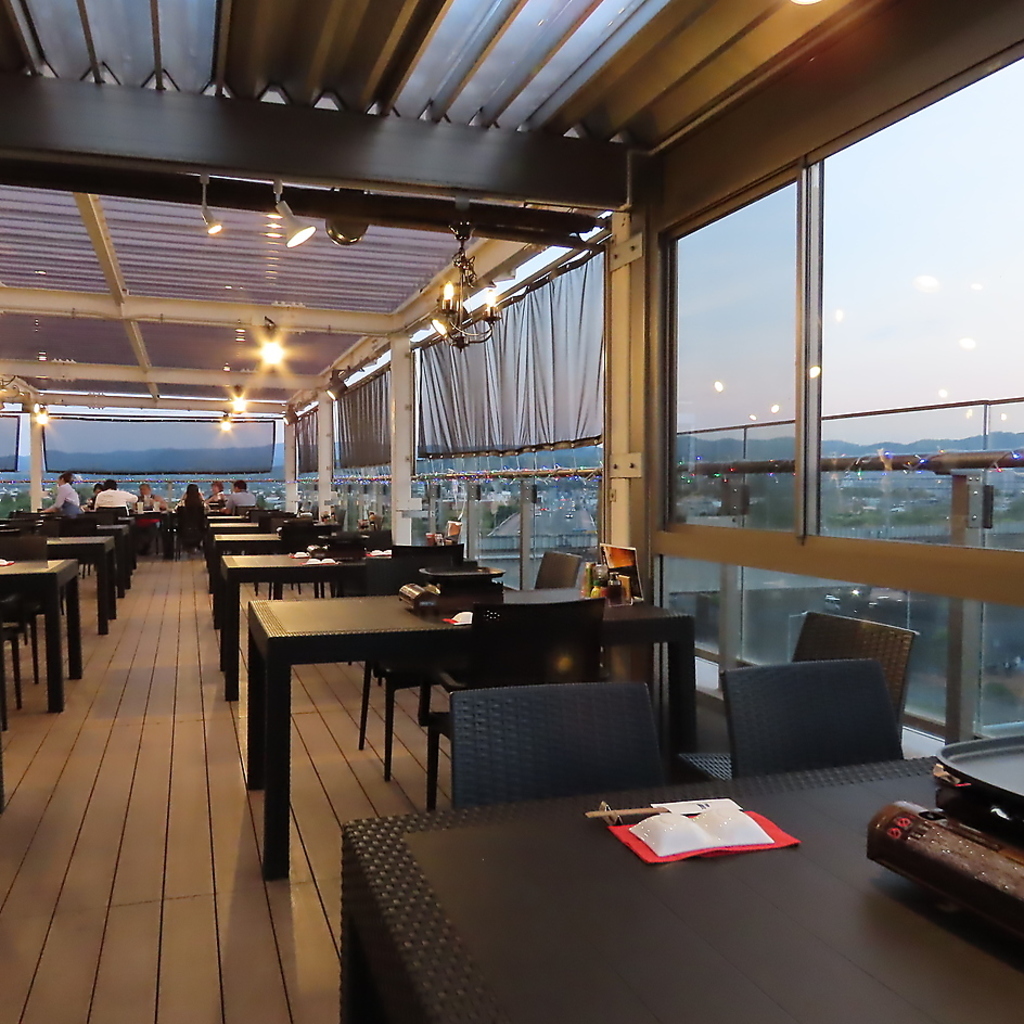 吹き抜ける風を感じるテラス席で特別なひとときを過ごせます！心地よい環境があなたをお迎えします☆