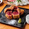 使用しているお肉は、柔らかさ、香り、旨み、どれをとっても一級品です。口に入れた瞬間にとろける脂身は、ほのかに甘く上品な美味しさです。落ち着きある和空間でゆったりと上品な味わいをお楽しみください。