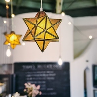 お店の特徴的な照明は、温かみのある星型のランプです。