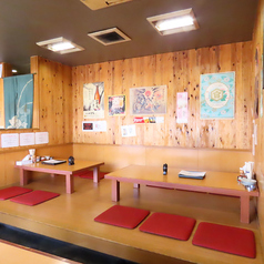 ご夫婦やカップルのデート利用にもぴったりな、ゆったり寛げるお座敷席もご用意しております◎ちょい飲みしたいご気分なら、ホルモンの盛り合わせにドリンクやおつまみまで付いた「こまる。セット」が大変おすすめ♪がっつりお食事を楽しめるコースもございます！