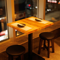 温もりある木のテーブルと柔らかな灯りが心地よい、落ち着いた雰囲気の空間！窓際に並ぶテーブル席は、街の灯りを眺めながらゆっくりとお酒を楽しめます！デートや仕事帰りの一杯にピッタリです！