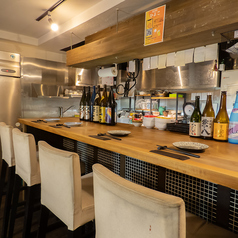 ≪カウンター席≫4席ご用意。お連れ様とのご来店や仕事終わりにお一人様でのサク飲みにちょうど良いお席です。結合して最大4名様でのご利用も可能。