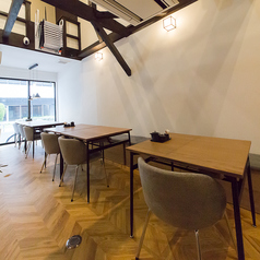 【3～4名様/少人数宴会】グループでのご利用に便利な4名様席。仕事帰りの飲み会や、友人との集まりにぴったりです。上質な雰囲気の中で、ワンランク上の居酒屋宴会を。清潔感のある店内でゆっくり寛げます。