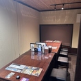 当店では、4名様までご利用いただける座敷席を完備しています。靴を脱いでくつろげるこのスペースで、リラックスした時間をお楽しみいただけます。友人やご家族と共に、美味しい料理を囲みながら、心地よい雰囲気の中で素敵なひとときをお過ごしください。ぜひお気軽にお立ち寄りいただき、特別な時間をお楽しみください。
