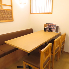 1階にありますテーブル席です。6名様までのテーブルが3つ、5名様の席が1つございます。