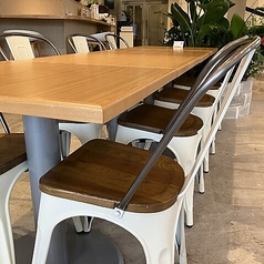 大人数でのご利用に最適な8名様用テーブル席もご用意しております。会社の宴会や大人数での飲み会、ご家族での集まりなど、様々なシーンに対応可能です。広々とした空間で、皆様一緒に美味しい料理を囲み、楽しい時間をお過ごしいただけますよ♪