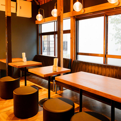 モダンでスタイリッシュなテーブル席は、グループでのご利用にぴったり♪窓から外の空気感を感じつつ、プライベートな空間でゆったりとお食事が愉しめます。女子会や少人数での飲み会など、会話をメインに楽しみたいシーンにおすすめ◎お洒落なインテリアに囲まれて、ヘルシーで奥深い味わいを、気軽なスタイルでどうぞ◎