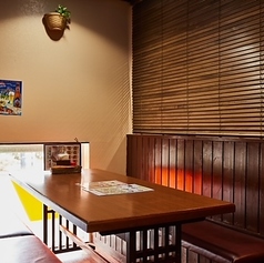 2名様からご利用いただけるテーブル席をご用意。木目調の落ち着いた雰囲気の中で、ゆっくりと会話とお食事をお楽しみいただけます。デートや親しい友人とのランチ、少人数での飲み会など、日常使いにぴったりなお席です◎