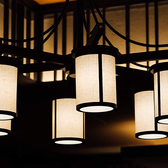 どこか温もりを感じさせる明かりが、落ち着いた雰囲気をさらに引き立てます。