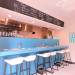 【お洒落なカウンター】目を引くブルーのカウンター席。おひとり様でのご来店やデート利用に◎