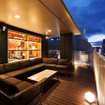 夜景の見えるビル最上階のテラス席は特別感満載でデートや女子会にもおすすめ◎