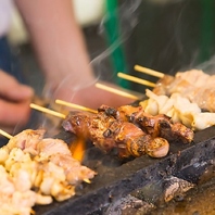 炭火で香ばしく焼き上げる自慢の焼き鳥を個室で堪能