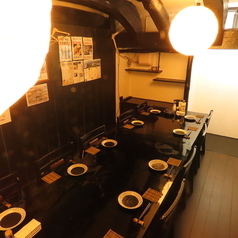 最大10名様でご利用いただけるテーブルタイプの個室。落ち着いてお食事をお楽しみいただけます。会食や宴会に最適。