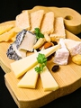 料理メニュー写真 チーズ工房から届いたチーズ盛合せ3種