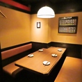 2名～4名様用テーブル席。落ち着いた店内空間にあるテーブル席は個室ではなくとも、ゆったりとお食事を楽しむことが可能です。飲み放題付コースや美味しい逸品料理、種類豊富なドリンクをご用意してお待ちしております。