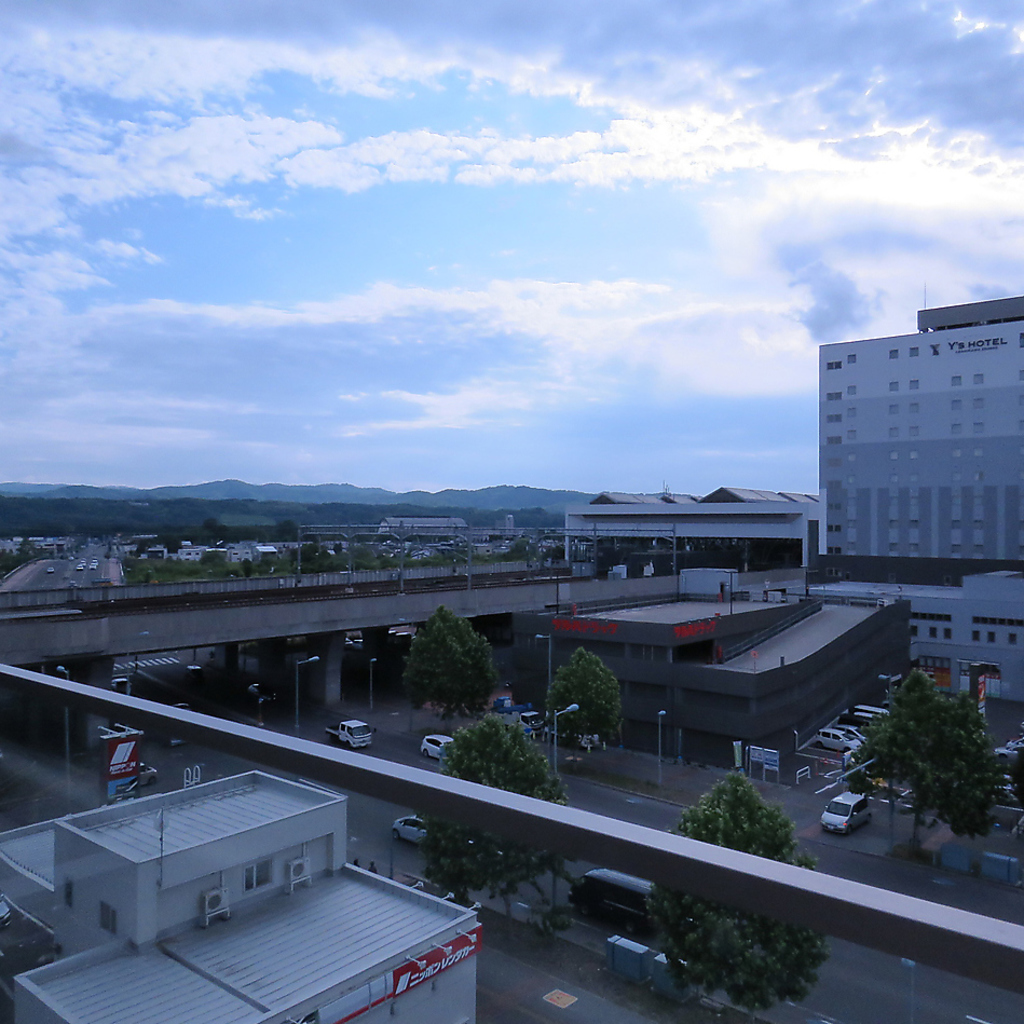 昼は山々を背景に、夜は星空を眺めることができる！街中にある開放的な空間♪