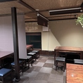 当店には、4名様までご利用いただける掘りごたつ式のお席をご用意しています。足を伸ばしてゆっくりくつろぎながら、おいしいお食事を楽しむことができます。古民家風の内装と調和した落ち着いた雰囲気の中で、友人やご家族との特別なひとときをお過ごしいただけます。心地よい空間で、心温まる料理をぜひご堪能ください。