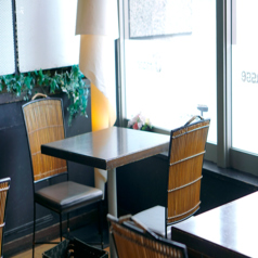 まるで隠れ家のようなこちらのテーブル席は、2名様でゆったりとお過ごしいただけるプライベート空間です◎明るい陽射しの中で特別なランチやカフェタイムを楽しんだり、窓の外の景色を眺めながら語り合ったりと、二人の時間を大切にしたい時にぴったり♪温もりある木製のチェアが心地よいです。