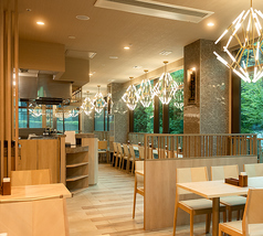 2階席に8名様まで座れるカウンター席がございます。お一人様でも気軽に立ち寄れるので、仕事帰りやさくっと飲みたい時にぴったりです。