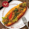 【ガパオドッグ】タイの国民食『ガパオライス』をドッグパンスタイルで！日本では希少な「ホーリーバジル」と炒めた、香ばしい豚肉が美味しい、カジュアルタイフードの決定版★