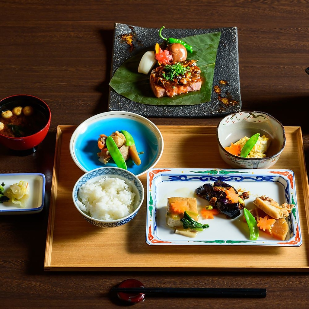 炭のはぜる音、香りとともに、日本の里の食をぜひ五感で体験してください
