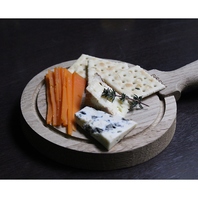 店内にはチーズショップを併設