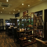 黒を基調としたシックな内装が、落ち着いた雰囲気を演出する店内。居心地のよい空間と美味しい中華料理に、思わず会話も弾みます。