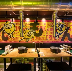 店内はカラフルで活気ある雰囲気。友人や家族と楽しめるスペースが魅力です。焼肉を囲んで、楽しいひとときをお過ごしください