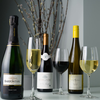 隣にあるワインショップから持ち込みOK