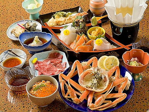 日本海を眺めながらゆったりと新鮮な海の幸や福井名物ソースかつ丼が味わえる。