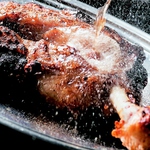 骨付き肉を専用釜で高温で焼く「釜焼鳥」！凝縮された肉の旨味はお酒とも相性バツグンです！！