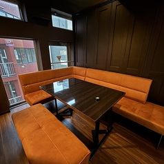 周りの席との間隔が広く半個室のように過ごせるテーブル席
